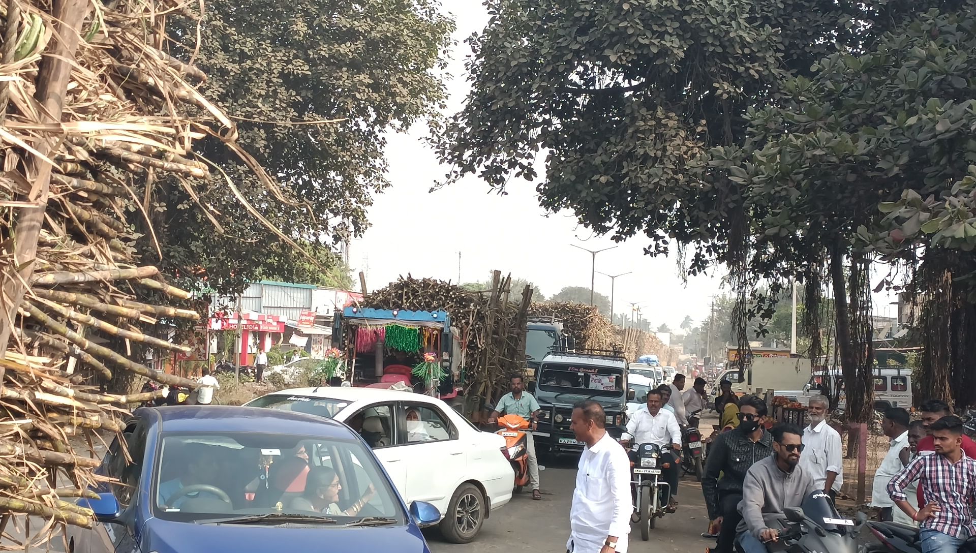 ಕಾಗವಾಡ ಪಟ್ಟಣದ ಹೊರ ವಲಯದಲ್ಲಿ ಕಬ್ಬು ತುಂಬಿದ ಟ್ರೇಲರ್ ರಸ್ತೆಯಲ್ಲಿ ಪಲ್ಟಿಯಾದ ಹಿನ್ನೆಲೆ ವಾಹನಗಳು ಸಾಲುಗಟ್ಟಿ ನಿಂತಿದ್ದವು