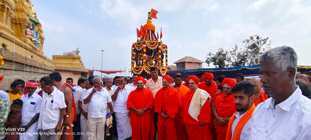 ಸೋಲೂರು ಹೋಬಳಿ ಇತಿಹಾಸ ಪ್ರಸಿದ್ಧ ಕಂಚುಗಲ್ ಬಂಡೇಮಠದ ಮಹಾಲಿಂಗೇಶ್ವರ ರಥೋತ್ಸವ ಸೋಮವಾರ ಅದ್ದೂರಿಯಾಗಿ ನಡೆಯಿತು  