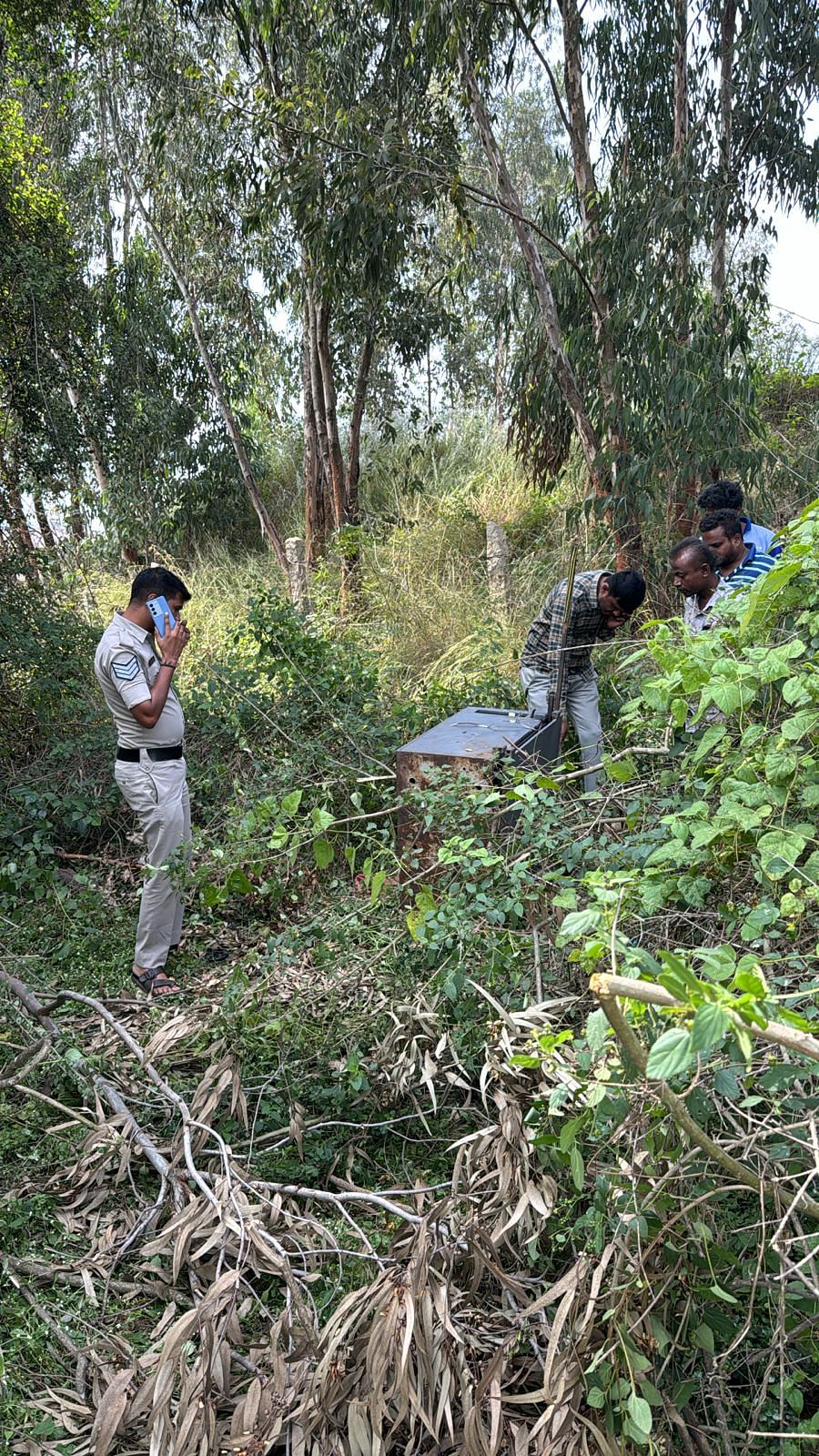 ಆನೇಕಲ್‌ ತಾಲ್ಲೂಕಿನ ಅತ್ತಿಬೆಲೆ ಕೈಗಾರಿಕಾ ಪ್ರದೇಶ ವಡ್ಡರಪಾಳ್ಯ ಬಳಿಯ ಎಟಿಎಂ ದೋಚಿ ನೀಲಗಿರಿ ತೋಪಿನಲ್ಲಿ ಎಸೆದಿರುವುದನ್ನು ಪರಿಶೀಲಿಸುತ್ತಿರುವ ಪೊಲೀಸರು