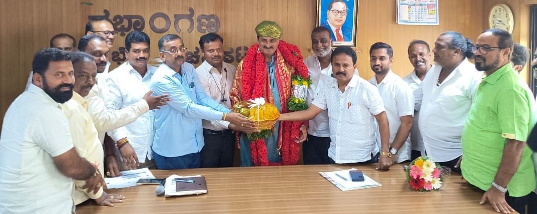 ಚನ್ನಪಟ್ಟಣದ ನಗರಸಭಾ ಸಭಾಂಗಣದಲ್ಲಿ ಸೋಮವಾರ ನಗರಸಭಾ ಸದಸ್ಯರು ಹಾಗೂ ಅಧಿಕಾರಿಗಳ ಸಭೆ ನಡೆಸಿದ ಶಾಸಕ ಸಿ.ಪಿ. ಯೋಗೇಶ್ವರ್‌ ಅವರನ್ನು ಸದಸ್ಯರು ಹಾಗೂ ಅಧಿಕಾರಿಗಳು ಸನ್ಮಾನಿಸಿದರು