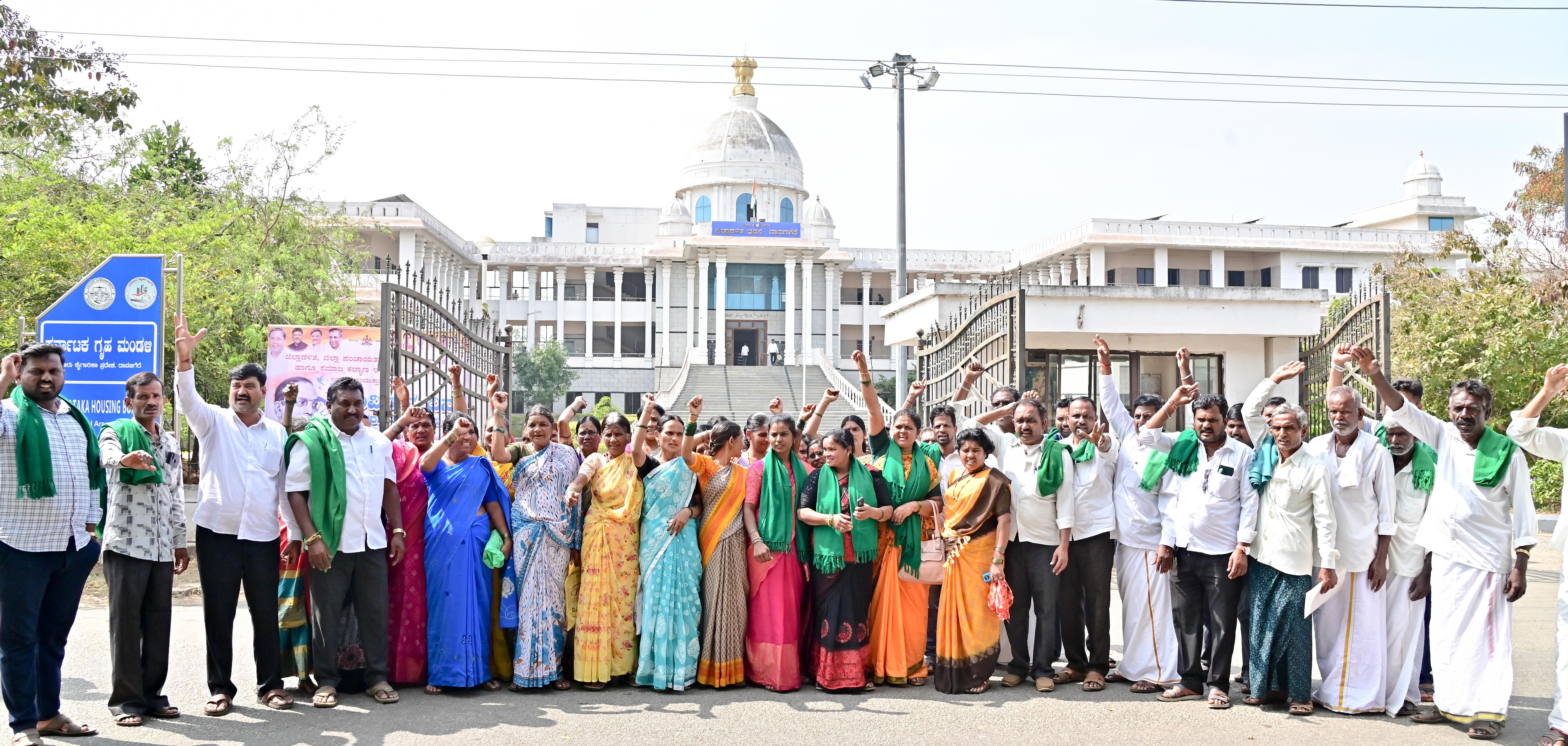 ದಾವಣಗೆರೆ ತಾಲ್ಲೂಕಿನ ಹೊಸಳ್ಳಿ ಗ್ರಾಮಸ್ಥರು ರಾಜ್ಯ ರೈತ ಸಂಘ ಹಸಿರು ಸೇನೆ ಹುಚ್ಚವ್ವಹಳ್ಳಿ ಮಂಜುನಾಥ್ ಬಣದ ನೇತೃತ್ವದಲ್ಲಿ ಜಿಲ್ಲಾಧಿಕಾರಿ ಕಚೇರಿ ಎದುರು ಸೋಮವಾರ ಪ್ರತಿಭಟನೆ ನಡೆಸಿದರು ಪ್ರಜಾವಾಣಿ ಚಿತ್ರ