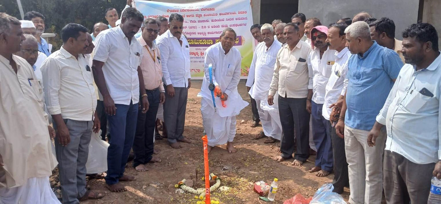 ಶಿರೂರ ಪಟ್ಟಣ ಪಂಚಾಯಿತಿಯಿಂದ ಕೈಗೊಳ್ಳಲಾಗುವ ವಿವಿಧ ಅಭಿವೃದ್ಧಿ ಕಾಮಗಾರಿಗಳಿಗೆ ಶಾಸಕ ಎಚ್.ವೈ.ಮೇಟಿ ಸೋಮವಾರ ಭೂಮಿ ಪೂಜೆ ನೆರವೇರಿಸಿದರು