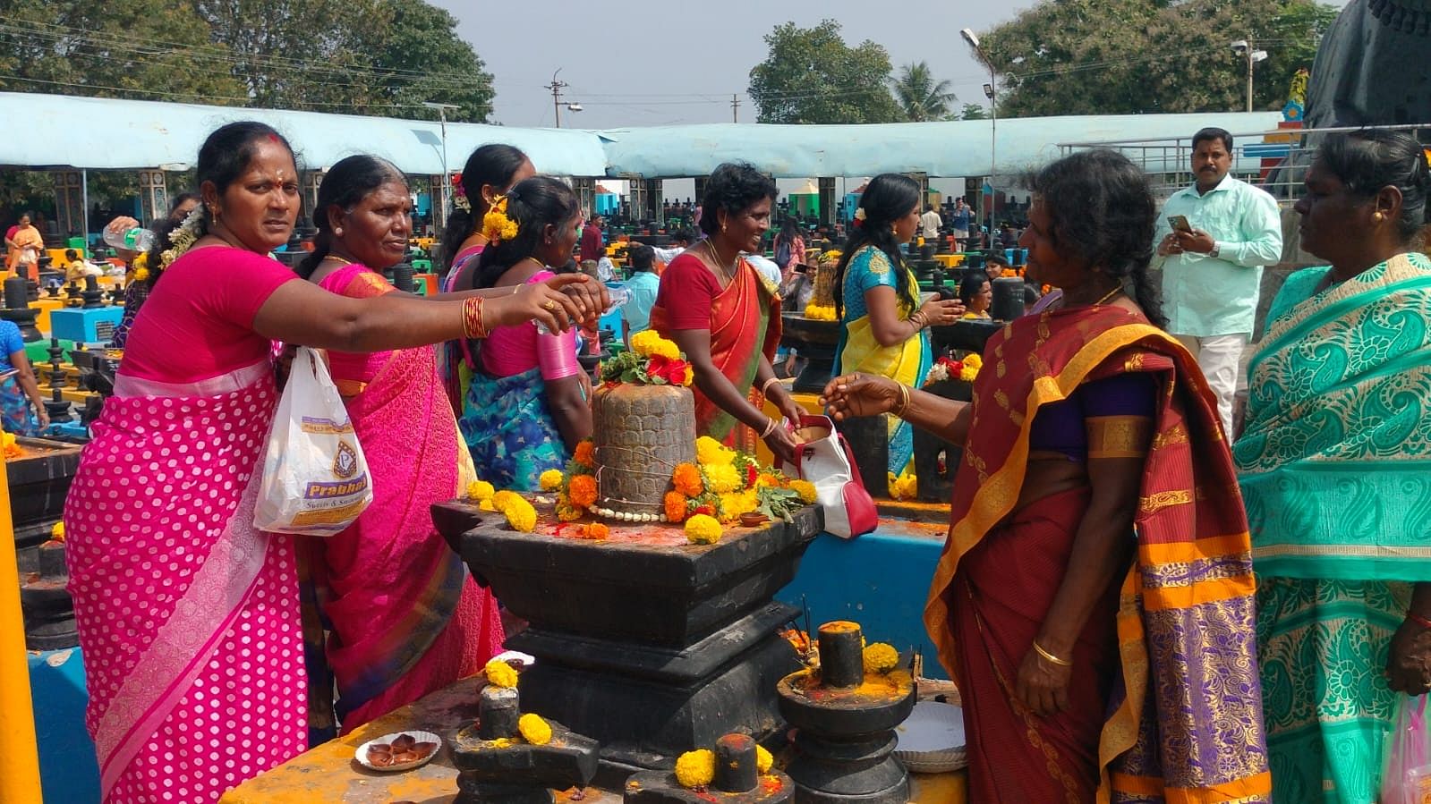 ಬೇತಮಂಗಲ ಸಮೀಪದ ಕಮ್ಮಸಂದ್ರದ ಕೋಟಿಲಿಂಗೇಶ್ವರ ಸ್ವಾಮಿ ದೇವಾಲಯದ ಆವರಣದಲ್ಲಿ ಭಕ್ತರ ದಂಡು