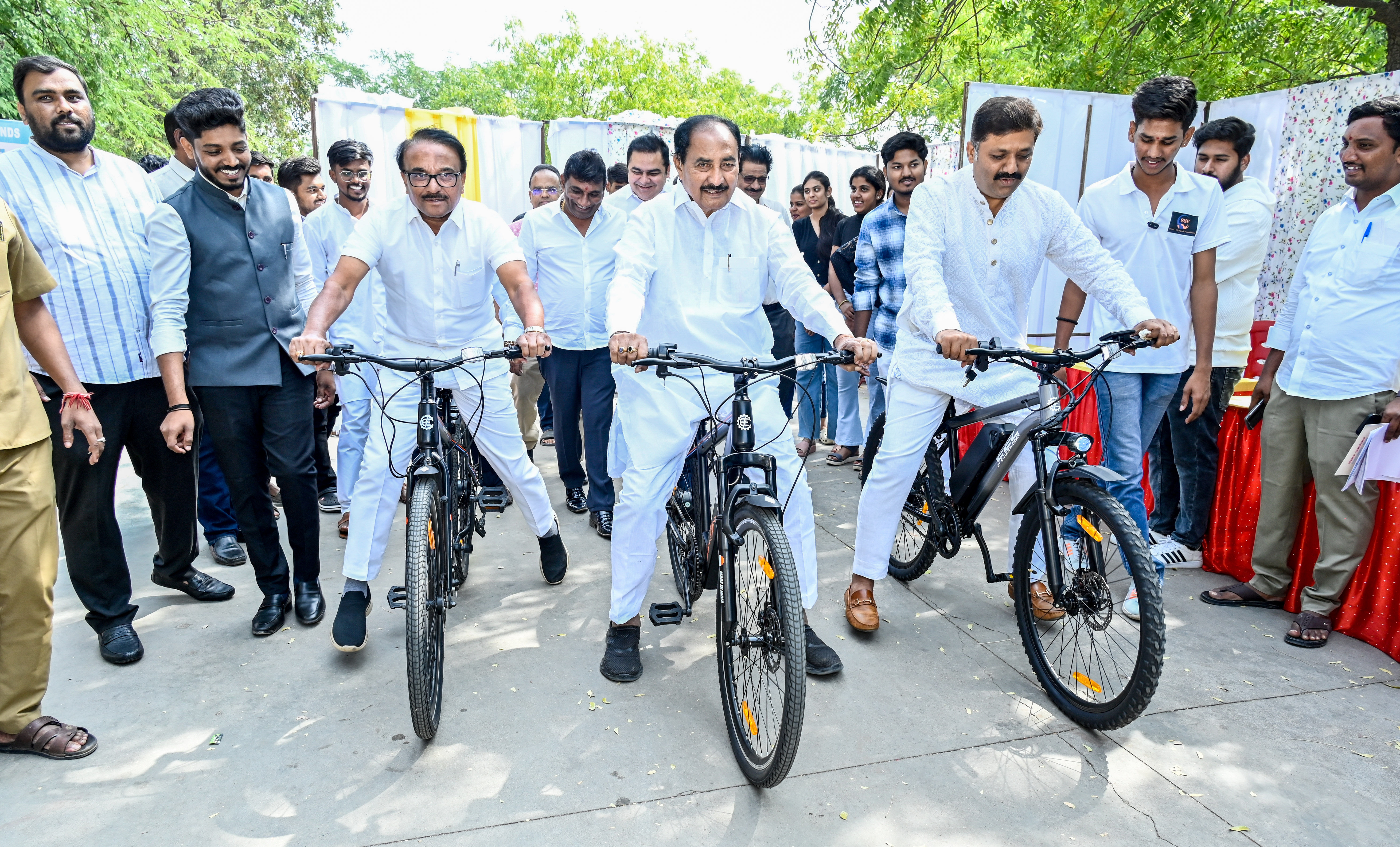 ಕಲಬುರಗಿಯ ಪಿಡಿಎ ಸ್ಯಾಕ್‌ ಕಟ್ಟಡದಲ್ಲಿ ಸೋಮವಾರ ಆಯೋಜಿಸಿದ್ದ ‘ಕಲ್ಯಾಣ ಕರ್ನಾಟಕ ಸ್ಟಾರ್ಟ್‌ಅಪ್‌ ಸಮಾವೇಶ’ದಲ್ಲಿ ‘ಇ ಟಚ್‌ ಗೇರ್‌ ಸೈಕಲ್‌’ಗಳನ್ನು ಶಾಸಕರಾದ ಅಲ್ಲಂಪ್ರಭು ಪಾಟೀಲ, ಶಶೀಲ್‌ ಜಿ.ನಮೋಶಿ, ಎಚ್‌ಕೆಇ ಉಪಾಧ್ಯಕ್ಷ ರಾಜಾ ಭೀಮಳ್ಳಿ ಚಾಲನೆ ಮಾಡಿದರು