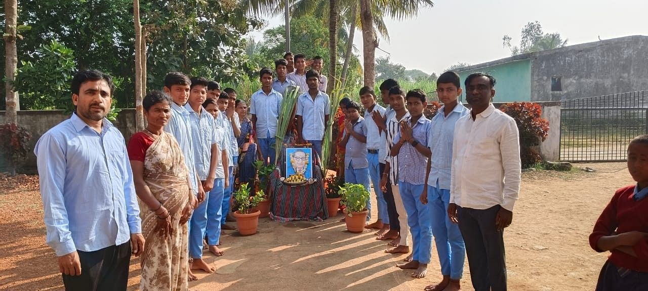 ಹಾವೇರಿ ಜಿಲ್ಲೆಯ ಡೊಂಬರಮತ್ತೂರು ಗ್ರಾಮದಲ್ಲಿರುವ ಡಾ.ಬಿ.ಆರ್.ಅಂಬೇಡ್ಕರ್ ಮೆಟ್ರಿಕ್ ಪೂರ್ವ ಬಾಲಕರ ವಿದ್ಯಾರ್ಥಿ ನಿಲಯದಲ್ಲಿ ಅಂಬೇಡ್ಕರ್ ಭಾವಚಿತ್ರಕ್ಕೆ ಮಂಗಳವಾರ ಪುಷ್ಪನಮನ ಸಲ್ಲಿಸಿ ಸಂವಿಧಾನ ದಿನ ಆಚರಿಸಲಾಯಿತು