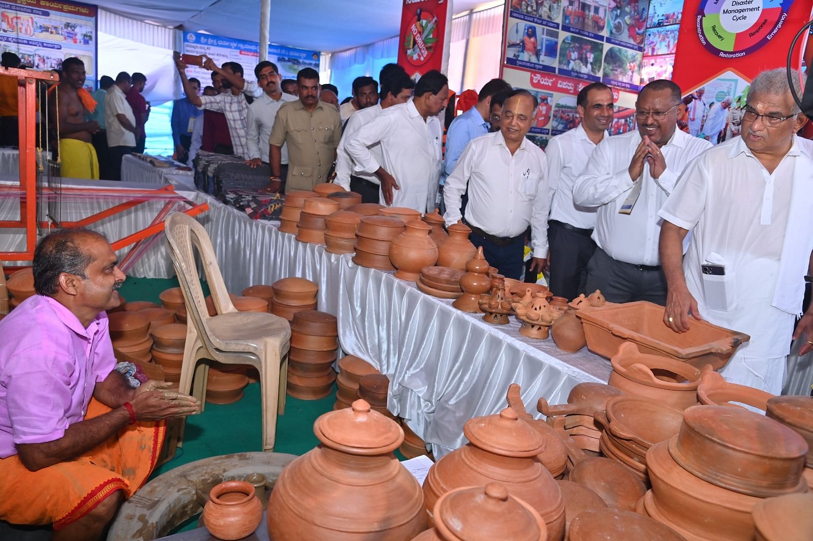 ಧರ್ಮಸ್ಥಳದಲ್ಲಿ ಲಕ್ಷದೀಪೋತ್ಸವ ಅಂಗವಾಗಿ ಆಯೋಜಿಸಿದ ರಾಜ್ಯಮಟ್ಟದ ವಸ್ತು ಪ್ರದರ್ಶನವನ್ನು ಧರ್ಮಾಧಿಕಾರಿ ಡಿ. ವೀರೇಂದ್ರ ಹೆಗ್ಗಡೆ, ಹೈದರಾಬಾದ್‌ನಲ್ಲಿರುವ ಯುನಿಸೆಫ್ ಕಾರ್ಯಾಲಯದ ಮುಖ್ಯಸ್ಥ ಝೆಲಿಮ್ ಬಿರಹಾನು ಟಾಪ್ಸಿ ವೀಕ್ಷಿಸಿದರು