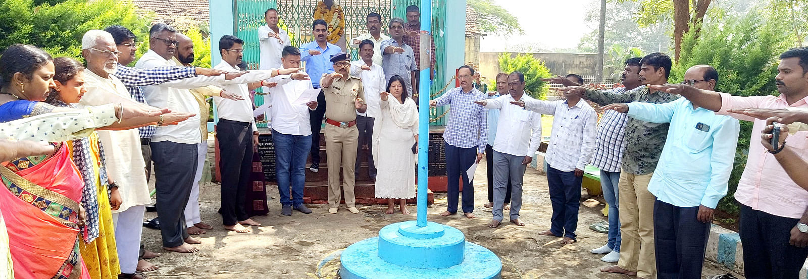 ಬೈಲಹೊಂಗಲದಲ್ಲಿ ತಾಲ್ಲೂಕು ಆಡಳಿತದ ವತಿಯಿಂದ ಮಂಗಳವಾರ ನಡೆದ ಸಂವಿಧಾನ ದಿನಾಚರಣೆ ಕಾರ್ಯಕ್ರಮದಲ್ಲಿ ಶಾಸಕರು, ಅಧಿಕಾರಿಗಳು ಪ್ರತಿಜ್ಞಾವಿಧಿ ಓದಿದರು 