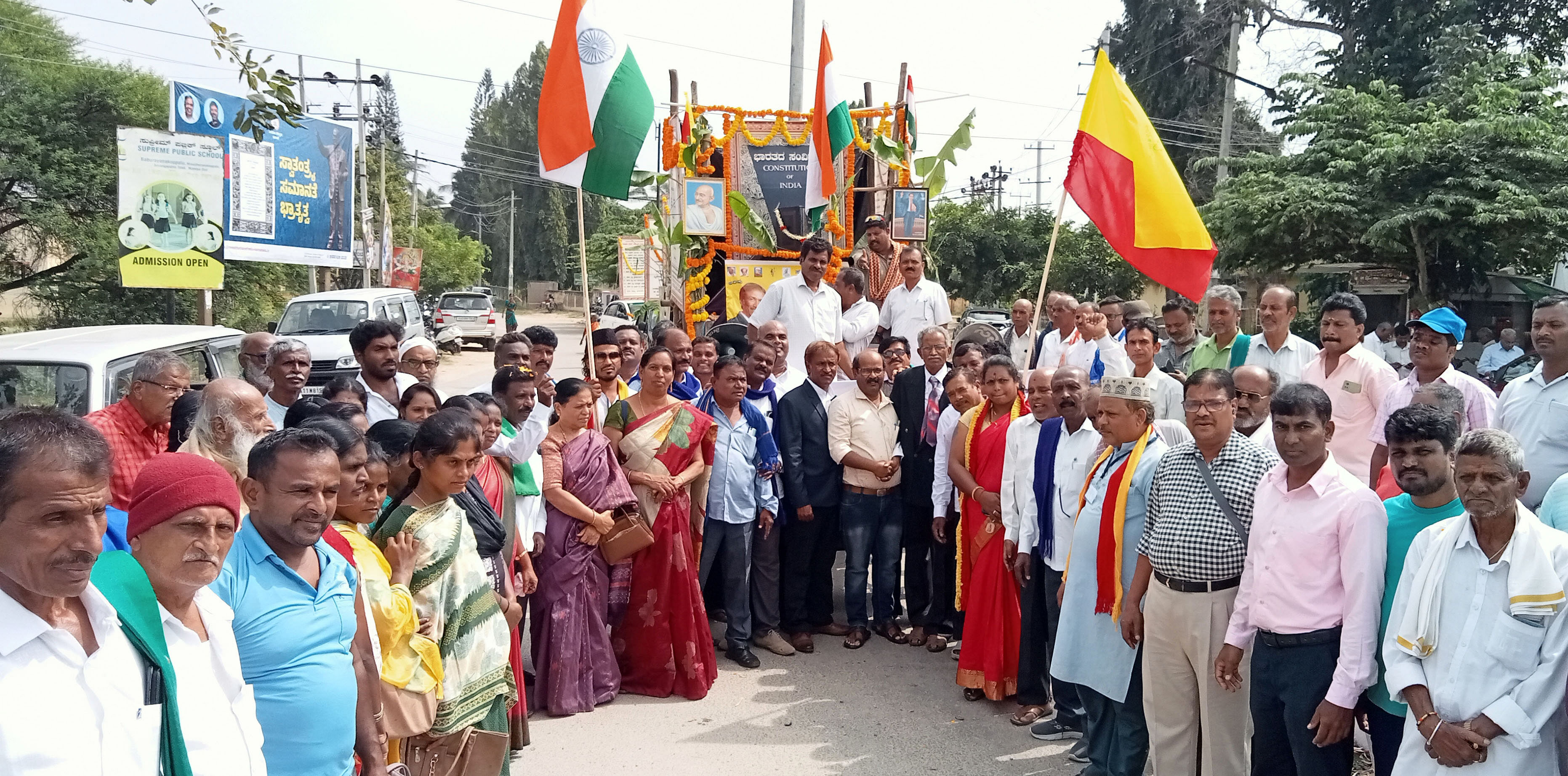 ಶ್ರೀರಂಗಪಟ್ಟಣದಲ್ಲಿ ಪ್ರಜ್ಞಾವಂತರ ವೇದಿಕೆ ಮತ್ತು ಅಂಬೇಡ್ಕರ್‌ ಸಂಘಟನೆಗಳ ಒಕ್ಕೂಟ ಸಂವಿಧಾನ ಸಮರ್ಪಣಾ ದಿನದ ನಿಮಿತ್ತ ಮಂಗಳವಾರ ಏರ್ಪಡಿಸಿದ್ದ ‘ಸಂವಿಧಾನೋತ್ಸವ’ಕ್ಕೆ ರಂಗನಾಯಕಿ ಸ್ತ್ರೀ ಸಮಾಜದ ಅಧ್ಯಕ್ಷೆ ಆಶಾಲತಾ ಪುಟ್ಟೇಗೌಡ ಚಾಲನೆ ನೀಡಿದರು. ಪ್ರಜ್ಞಾವಂತರ ವೇದಿಕೆ ಅಧ್ಯಕ್ಷ ಸಿ.ಎಸ್‌. ವೆಂಕಟೇಶ್‌ ಭಾಗವಹಿಸಿದ್ದರು