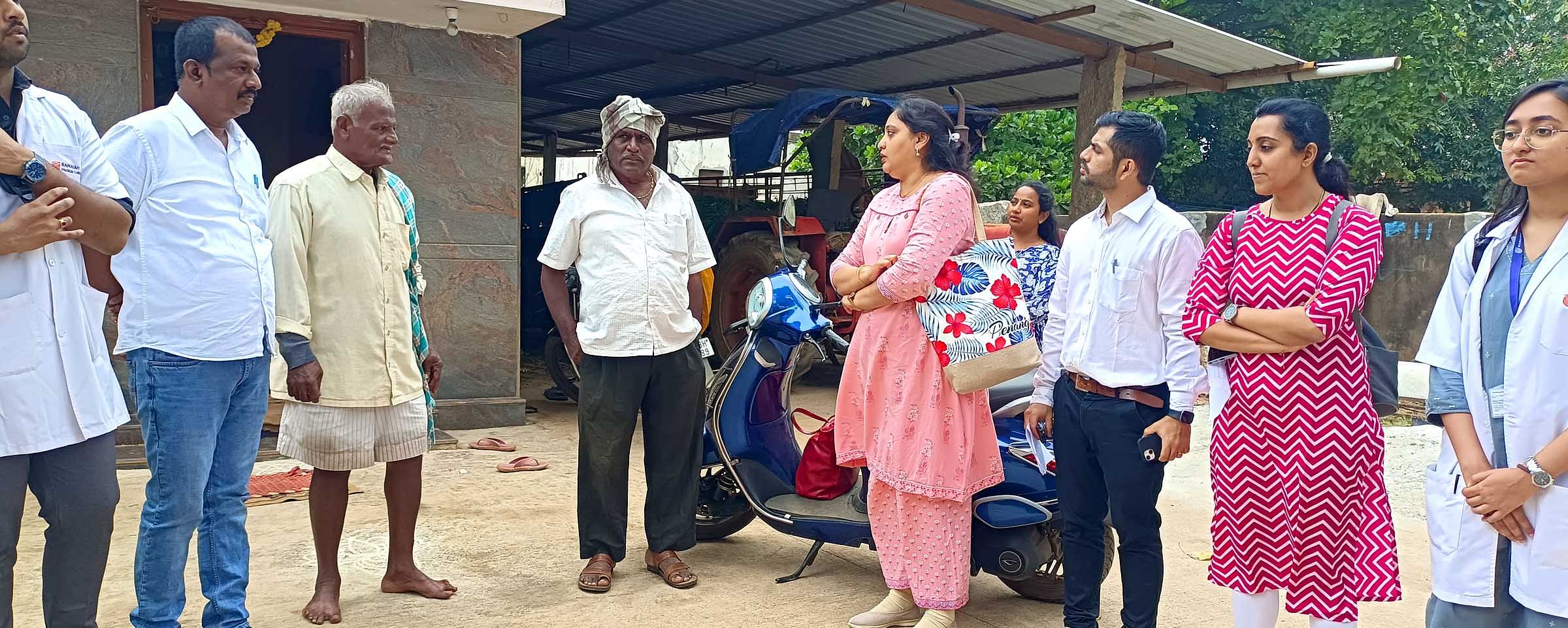 ವಿಜಯಪುರ ಹೋಬಳಿ ಗೊಡ್ಲುಮುದ್ದೇನಹಳ್ಳಿಯಲ್ಲಿ ಎಂ.ಎಸ್.ರಾಮಯ್ಯ ವೈದ್ಯಕೀಯ ಕಾಲೇಜಿನ ವಿದ್ಯಾರ್ಥಿಗಳು ಮನೆ ಮನೆಗೆ ತೆರಳಿ ಆರೋಗ್ಯ ಕುರಿತ ಮಾಹಿತಿ ಸಂಗ್ರಹಿಸಿದರು 