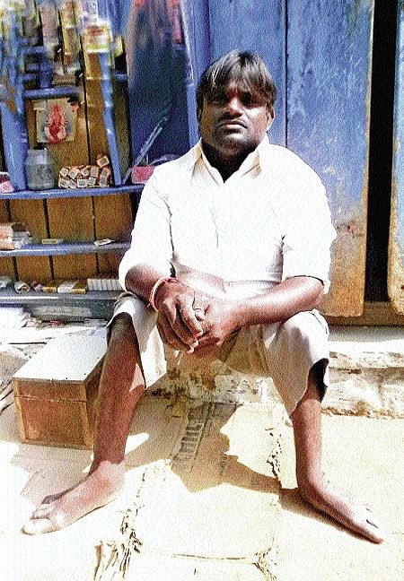ಶಹಾಪುರ ಪಟ್ಟಣದ ಮಾರುತಿ ದೇವಸ್ಥಾನದ ಬಳಿ ಪಾನ್‌ಶಾಪ್‌ ಇಟ್ಟುಕೊಂಡಿರುವ ಅಂಗವಿಲಕ ಆದಪ್ಪ ಹಡಪದ