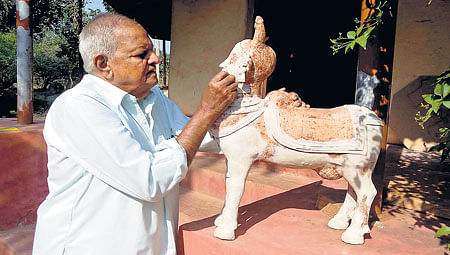 ಕಿನ್ನಾಳ ಕಲಾಕೃತಿಯ ತಯಾರಿಯಲ್ಲಿ...