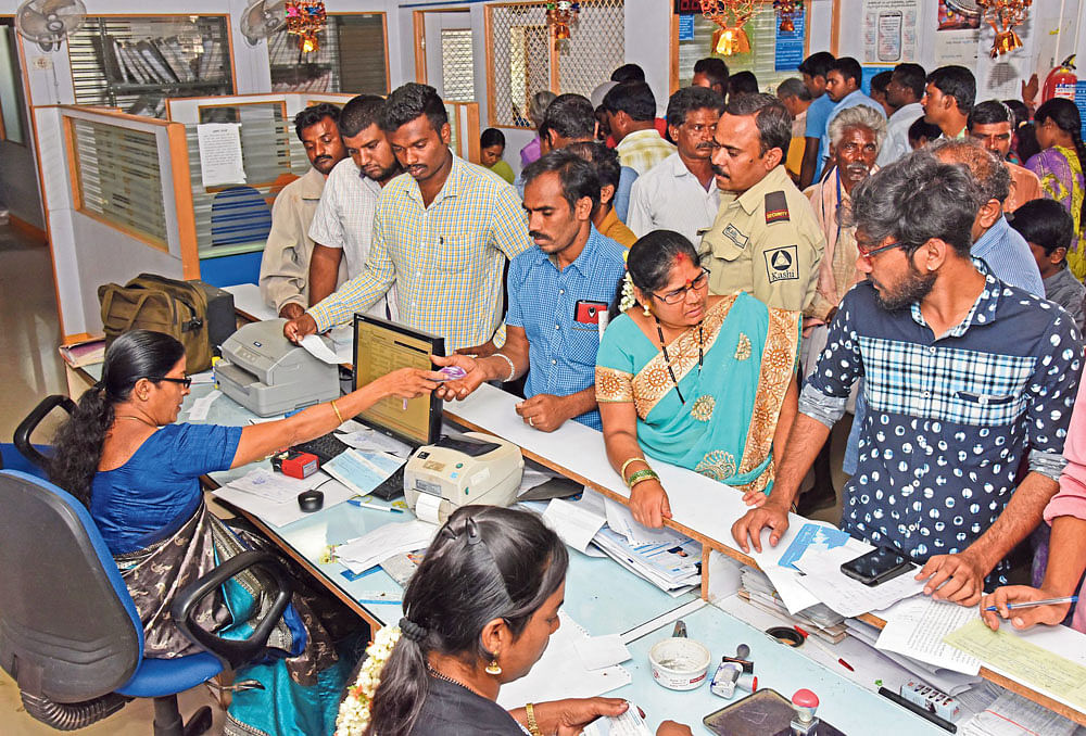 ಕೆನರಾ ಬ್ಯಾಂಕ್‌ ಶಾಖೆಯಲ್ಲಿ ನೋಟು ಬದಲಾವಣೆ ಮಾಡಿಸಿಕೊಳ್ಳಲು ನೆರೆದಿದ್ದ ಜನ