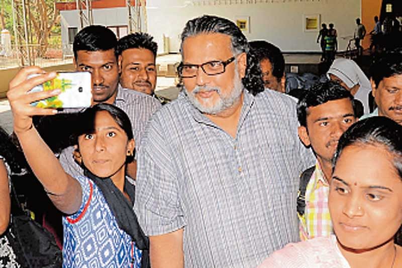 ತುಷಾರ್‌ ಗಾಂಧಿ ಅವರೊಂದಿಗೆ ಸೆಲ್ಫಿ ತೆಗೆಸಿಕೊಂಡ ವಿದ್ಯಾರ್ಥಿಗಳು