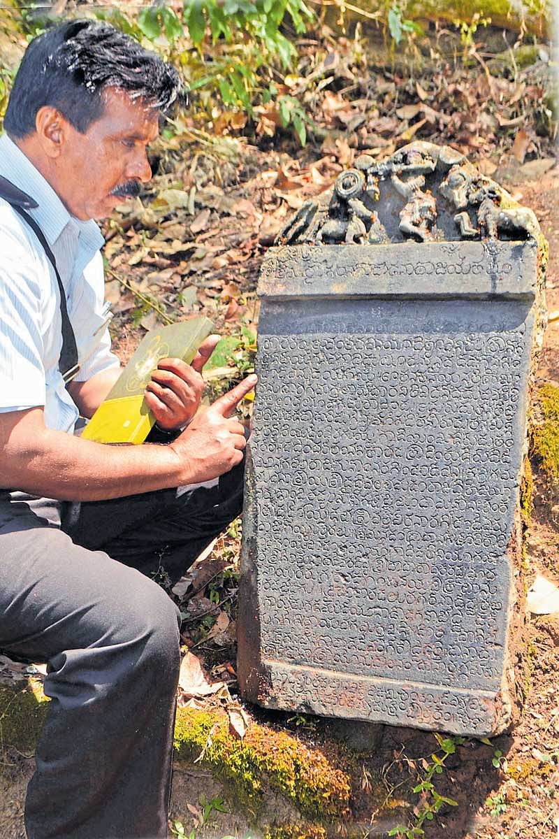 ಬೇಲೂರು ತಾಲ್ಲೂಕು ಬೆಟ್ಟದಕೇಶವಿ ಗ್ರಾಮದ ಪುಟ್ಟೇಗೌಡರ ಕಾಫಿ ತೋಟದಲ್ಲಿ ಪತ್ತೆಯಾದ ಹೊಯ್ಸಳರ ಕಾಲದ ಅಪ್ರಕಟಿತ ಶಾಸನವನ್ನು ಪರಿಶೀಲಿಸುತ್ತಿರುವ ಸಂಶೋಧಕ ಹಾಗೂ ಶಾಸನ ತಜ್ಞ ಡಾ.ಶ್ರೀವತ್ಸ ಎಸ್‌.ವಟಿ