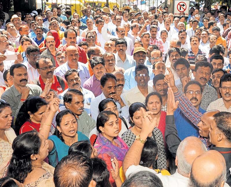 ಬ್ಯಾಂಕ್‌ ನೌಕರರು ನಗರದ ಕೆನರಾ ಬ್ಯಾಂಕ್‌ ಕೇಂದ್ರ ಕಚೇರಿ ಆವರಣದಲ್ಲಿ ಮಂಗಳವಾರ ಪ್ರತಿಭಟನೆ ನಡೆಸಿದರು   –ಪ್ರಜಾವಾಣಿ ಚಿತ್ರ