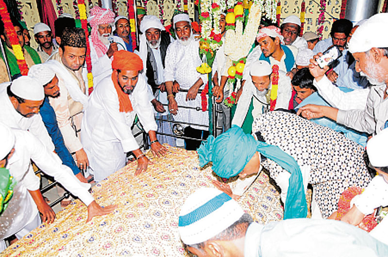 ಹಜರತ್ ಅಲ್ಲಾ ಅಲ್ಲಾ ಸಾಯಿನ್ ಬಾಬಾ ದರ್ಗಾದ ಉರುಸ್‌ನಲ್ಲಿ ಪಾಲ್ಗೊಂಡ ಭಕ್ತರು