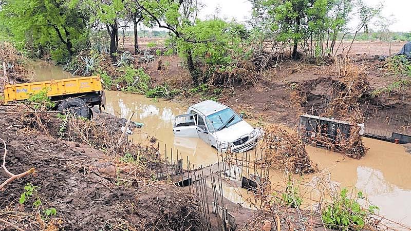 ಬಾದಾಮಿ ತಾಲ್ಲೂಕು ಅನವಾಲದ ಹಳ್ಳದಲ್ಲಿ ಕೊಚ್ಚಿಹೋದ ಕಾರು