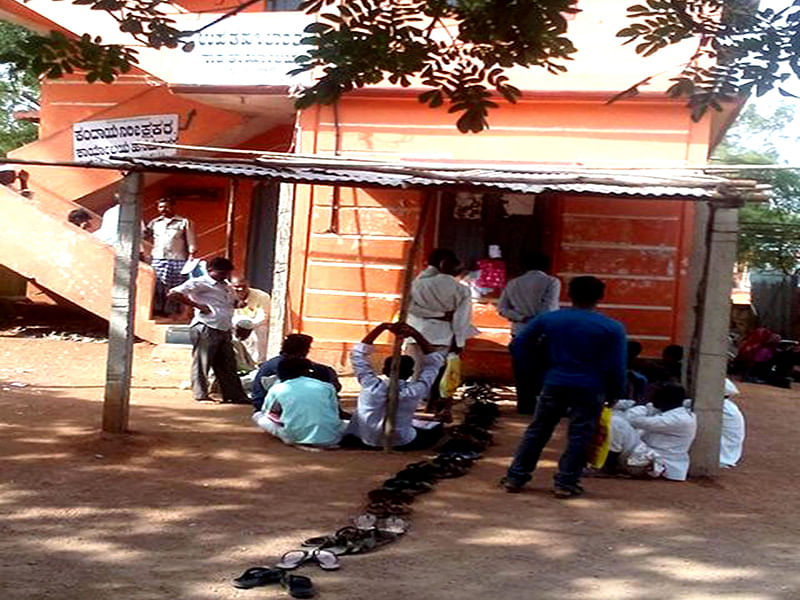ಹನುಮಸಾಗರದ ನೆಮ್ಮದಿ ಕೇಂದ್ರದಲ್ಲಿ ವಿವಿಧ ಪ್ರಮಾಣಪತ್ರ ಪಡೆಯುವುದಕ್ಕಾಗಿ ಜನರು ಪಾದರಕ್ಷೆಗಳನ್ನು ಇಟ್ಟಿರುವುದು