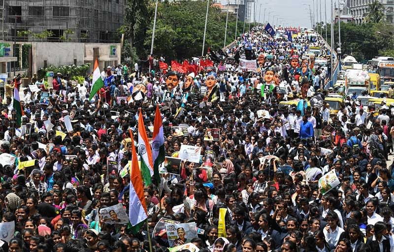 'ಪ್ರತಿರೋಧ ಸಮಾವೇಶ’ಕ್ಕೂ ಮುನ್ನ ನಡೆದ ಮೆರವಣಿಗೆ ಆನಂದ್ ರಾವ್ ವೃತ್ತದ ಮೇಲ್ಸೇತುವೆ ಮೇಲೆ ಸಾಗಿ ಬಂದಾಗ ಕಂಡ ಜನಸ್ತೋಮ–ಪ್ರಜಾವಾಣಿ ಚಿತ್ರ