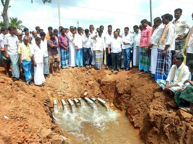 ಮಾಯಕೊಂಡ ಸಮೀಪದ ಹಿಂಡಸಕಟ್ಟೆ, ನಲಕುಂದ ಮತ್ತು ಕ್ಯಾತನಹಳ್ಳಿಯ ರೈತರು ಜಮೀನಿಗೆ ಹೋಗುವ ನೀರನ್ನು ಕೆರೆಗೆ ಹರಿಸುತ್ತಿರುವುದನ್ನು ಮಾಜಿ ಶಾಸಕ ಬಸವರಾಜ ನಾಯ್ಕ ಮತ್ತು ಜಿಲ್ಲಾ ಪಂಚಾಯ್ತಿ ಸದಸ್ಯ ನಟರಾಜ್ ಪರಿಶೀಲಿಸಿದರು