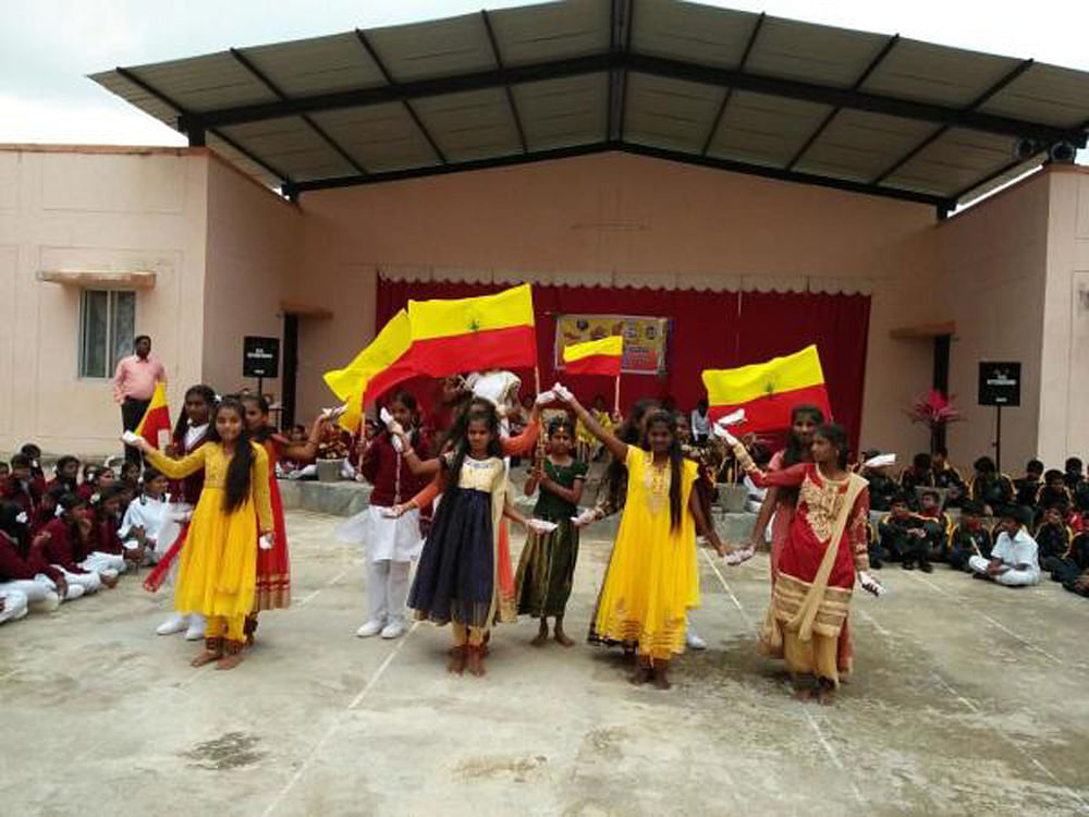 ಚಮಕಲಹಳ್ಳಿ ಬಳಿಯ ಮೊರಾರ್ಜಿ ದೇಸಾಯಿ ವಸತಿ ಶಾಲೆಯಲ್ಲಿ ನಡೆದ ಕನ್ನಡ ರಾಜ್ಯೋತ್ಸವ ಕಾರ್ಯಕ್ರಮದಲ್ಲಿ ವಿದ್ಯಾರ್ಥಿಗಳು ನೃತ್ಯ ಪ್ರದರ್ಶಿಸಿದರು