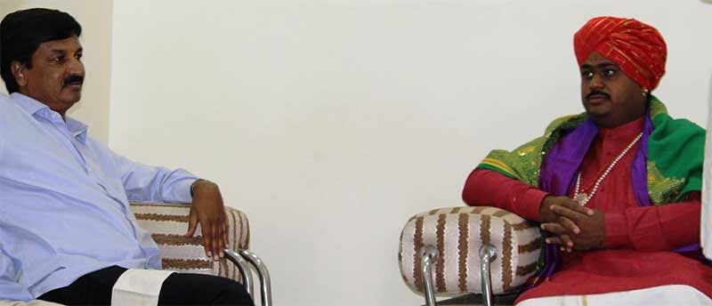 ಸಚಿವ ರಮೇಶ ಜಾರಕಿಹೊಳಿ ಮುಗಳಖೋಡದಲ್ಲಿ ಮುರುಘರಾಜೇಂದ್ರ ಸ್ವಾಮೀಜಿ ಅವರನ್ನು ಭಾನುವಾರ ಭೇಟಿಯಾದರು