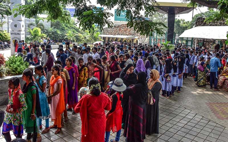 ಸಾಹಿತ್ಯ ಸಮ್ಮೇಳನಕ್ಕೆ ಬಂದಿದ್ದ ಬಹುತೇಕರು ಮೈಸೂರು ಮೃಗಾಲಯಕ್ಕೆ ಭೇಟಿ ನೀಡಿದ್ದರಿಂದ ಶನಿವಾರ ಪ್ರವೇಶ ದ್ವಾರದ ಬಳಿ ಸರತಿ ಸಾಲು ರಸ್ತೆಯವರೆಗೆ ಬೆಳೆದಿತ್ತು