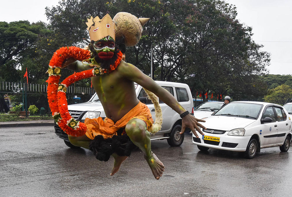 ನಗರದ ಆನಂದ್ ರಾವ್ ವೃತ್ತದ ಬಳಿ ಇರುವ ಪಾತಾಳ ಆಂಜನೇಯ ಸ್ವಾಮಿ ದೇವಸ್ಥಾನದಲ್ಲಿ ಹನುಮ ಜಯಂತಿ ಅಂಗವಾಗಿ ಆಂಜನೇಯ ವೇಷಧಾರಿಗಳು ಶುಕ್ರವಾರ ಸಾರ್ವಜನಿಕರ ಗಮನ ಸೆಳೆದರು - ಪ್ರಜಾವಾಣಿ ಚಿತ್ರ ಎಂಎಸ್ ಮಂಜುನಾಥ್