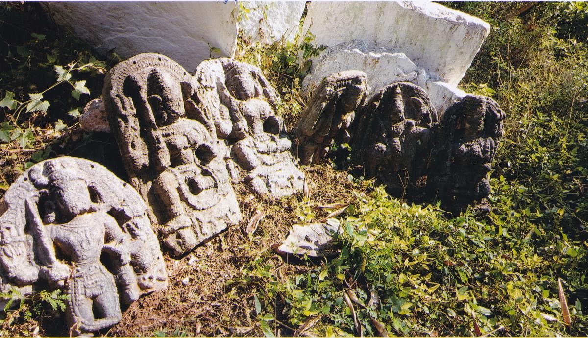 ಗುಂಡ್ಲುಪೇಟೆ ತಾಲ್ಲೂಕಿನ ಭೀಮನಬೀಡು ಗ್ರಾಮದ ಹೊರವಲಯದಲ್ಲಿ ಈಚೆಗೆ ಪತ್ತೆಯಾದ ಬಿಡಿಶಿಲ್ಪಗಳು