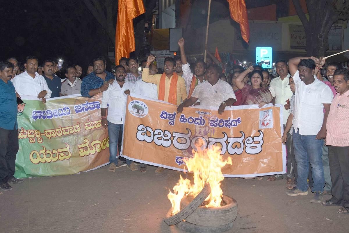 ದೀಪಕ್‌ ರಾವ್ ಹತ್ಯೆ ಖಂಡಿಸಿ ಧಾರವಾಡದ ವಿವೇಕಾನಂದ ವೃತ್ತದಲ್ಲಿ ಬಿಜೆಪಿ ಹಾಗೂ ಬಜರಂಗದಳ ಕಾರ್ಯಕರ್ತರು ಗುರುವಾರ ಸಂಜೆ ಟೈರ್‌ಗೆ ಬೆಂಕಿ ಹಚ್ಚಿ ಆಕ್ರೋಶ ವ್ಯಕ್ತಪಡಿಸಿದರು