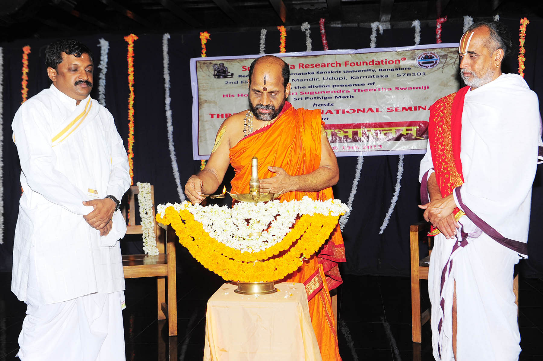 ಉಡುಪಿಯ ಶ್ರೀ ವಾದಿರಾಜ ಅಧ್ಯಯನ ಕೇಂದ್ರ ಆಶ್ರಯದಲ್ಲಿ ರಥಬೀದಿಯ ಪುತ್ತಿಗೆ ಮಠದಲ್ಲಿ ಶುಕ್ರವಾರದಿಂದ ಆರಂಭವಾದ ಮೂರು ದಿನಗಳ `ಶ್ರೀ ಮಹಾಭಾರತಂ' ಅಂತಾರಾಷ್ಟ್ರೀಯ ಸಮ್ಮೇಳನವನ್ನು ಪುತ್ತಿಗೆ ಮಠದ ಸುಗುಣೇಂದ್ರ ಸ್ವಾಮೀಜಿ ಉದ್ಘಾಟಿಸಿದರು.	ಪ್ರಜಾವಾಣಿ ಚಿತ್ರ