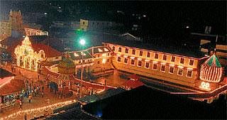 ಕಂಗೊಳಿಸುತ್ತಿರುವ ಕನಕಗೋಪುರ, ರಥಬೀದಿ