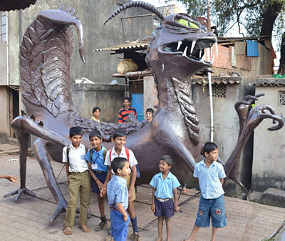 ಬೆಳಗಾವಿ ಕಪಿಲೇಶ್ವರ ರಸ್ತೆಯಲ್ಲಿ ಹಳೆಯ ವರ್ಷದ ಸಂಕೇತಕ್ಕಾಗಿ ಕಾಕ್ರೋಚ್‌ ಆಕಾರದ ಪ್ರತಿಕೃತಿ ಮಾಡಿರುವುದು