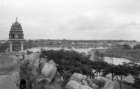 1976ರಲ್ಲಿ ಕೆಂಪಾಂಬುಧಿ ಕೆರೆಯ ವಿಹಂಗಮ ನೋಟ 	ಚಿತ್ರ: ಪ್ರಜಾವಾಣಿ ಆರ್ಕೈವ್ಸ್‌