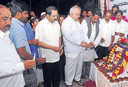 ನಗರದ ರಾಮಕೃಷ್ಣ ಆಶ್ರಮ ವೃತ್ತದ ಬಳಿ ಭಾನುವಾರ ರಾತ್ರಿ ನಿವಾರಣ ಸೇವಾ ಸಂಸ್ಥೆ ಆಯೋಜಿಸಿದ್ದ ಡಾ.ಯು.ಆರ್. ಅನಂತಮೂರ್ತಿ ಅವರ ಶ್ರದ್ಧಾಂಜಲಿ ಕಾರ್ಯಕ್ರಮಕ್ಕೆ ಸಾರಿಗೆ ಸಚಿವ ರಾಮಲಿಂಗಾರೆಡ್ಡಿ ಅವರು ಹಣತೆ ಹಚ್ಚುವ ಮೂಲಕ ಚಾಲನೆ ನೀಡಿದರು. ಮೇಯರ್ ಬಿ.ಎಸ್.ಸತ್ಯನಾರಾಯಣ, ಪಾಲಿಕೆ ಸದಸ್ಯ ಕೆ.ಚಂದ್ರಶೇಖರ್ ಮತ್ತಿತರರು ಇದ್ದಾರೆ.