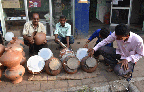 ಕಾರವಾರದ ಜನತಾ ಬಜಾರ್‌ ರಸ್ತೆಬದಿ ಮಾರಾಟಕ್ಕಿಟ್ಟಿರುವ ಗುಮಟೆ ಪಾಂಗ್‌ ವಾದ್ಯವನ್ನು ಖರೀದಿಸುತ್ತಿರುವ ಗ್ರಾಹಕರು