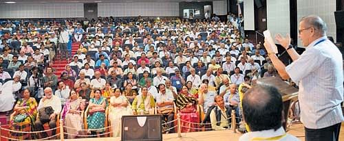 ‘ಮತ್ತೆ ಮತ್ತೆ ಓದಬೇಕೆನಿಸುವ ಕವಿತೆಗಳು’ ಗೋಷ್ಠಿಯಲ್ಲಿ ಚಂದ್ರಶೇಖರ ಕೆದ್ಲಾಯ ಅವರು ವಿ.ಸೀ ಅವರ ಪದ್ಯವನ್ನು ಹಾಡಿದಾಗ ಭಾವುಕರಾಗಿ ಆಲಿಸಿದ ಸಭಿಕರು