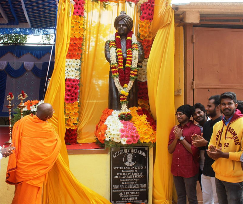 ಅಭಯಾನಂದ ಸ್ವಾಮೀಜಿ ಅವರು ಸ್ವಾಮಿ ವಿವೇಕಾನಂದರ ಪ್ರತಿಮೆ ಅನಾವರಣಗೊಳಿಸಿದರು (ಎಡಚಿತ್ರ) ವಿವೇಕಾನಂದರ ಕಂಚಿನ ಪ್ರತಿಮೆಯನ್ನು ಅನಾವರಣ ಮಾಡಲಾಯಿತು