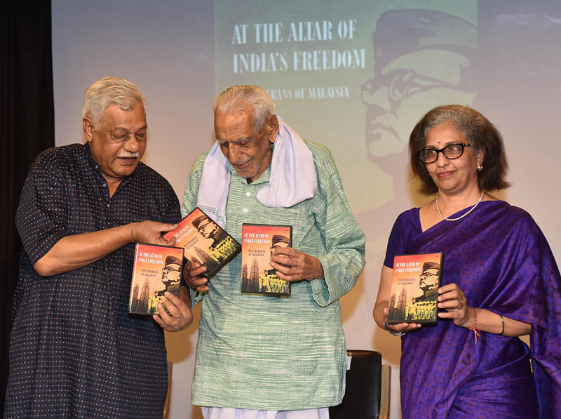 ಎಚ್.ಎಸ್. ದೊರೆಸ್ವಾಮಿ ಅವರು ಸಾಕ್ಷ್ಯಚಿತ್ರದ ಸಿ.ಡಿ ಬಿಡುಗಡೆ ಮಾಡಿದರು. ಭಾರತೀಯ ವಿದ್ಯಾಭವನದ ನಿರ್ದೇಶಕ ಎಚ್‌.ಎನ್‌. ಸುರೇಶ್ ಮತ್ತು ಚೂಡಿ ಶಿವರಾಂ ಇದ್ದಾರೆ - ಪ್ರಜಾವಾಣಿ ಚಿತ್ರ