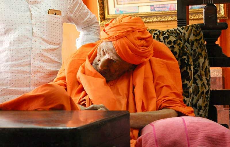 ಹಠ ಹಿಡಿದು ಭಕ್ತರಿಗೆ ದರ್ಶನ ನೀಡುತ್ತಿರುವ ಡಾ.ಶಿವಕುಮಾರ ಸ್ವಾಮೀಜಿ
