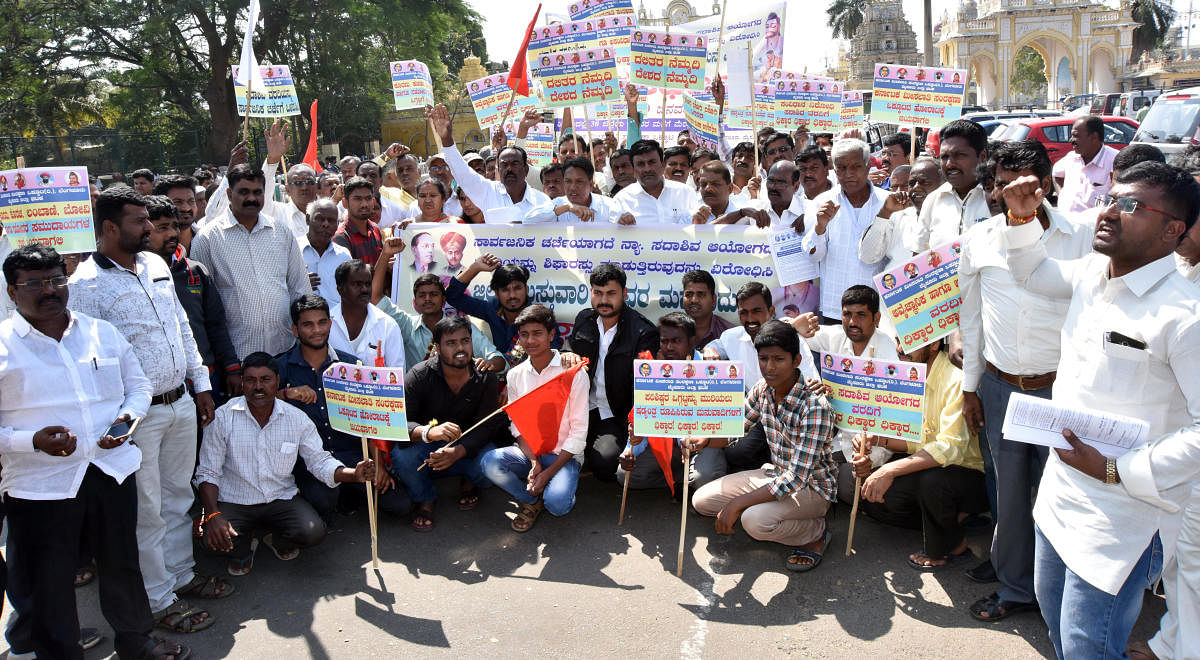 ಮೈಸೂರಿನ ಕೋಟೆ ಆಂಜನೇಯಸ್ವಾಮಿ ದೇಗುಲದ ಎದುರು ಕರ್ನಾಟಕ ಮೀಸಲಾತಿ ಸಂರಕ್ಷಣಾ ಒಕ್ಕೂಟದ ಸದಸ್ಯರು ಸೋಮವಾರ ಪ್ರತಿಭಟನೆ ನಡೆಸಿದರು