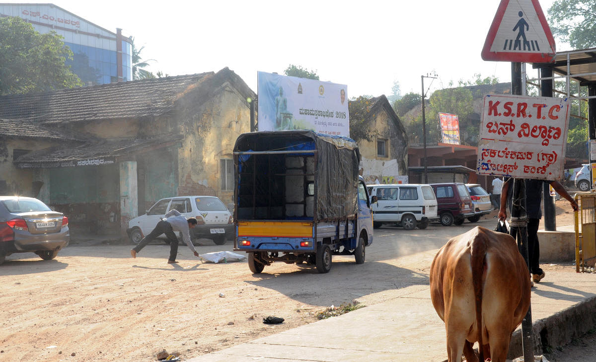 ಸಕಲೇಶಪುರದ ಹಳೆ ಬಸ್‌ ನಿಲ್ದಾಣದಲ್ಲಿ ಖಾಸಗಿ ವಾಹನಗಳ ಕಾರುಬಾರು