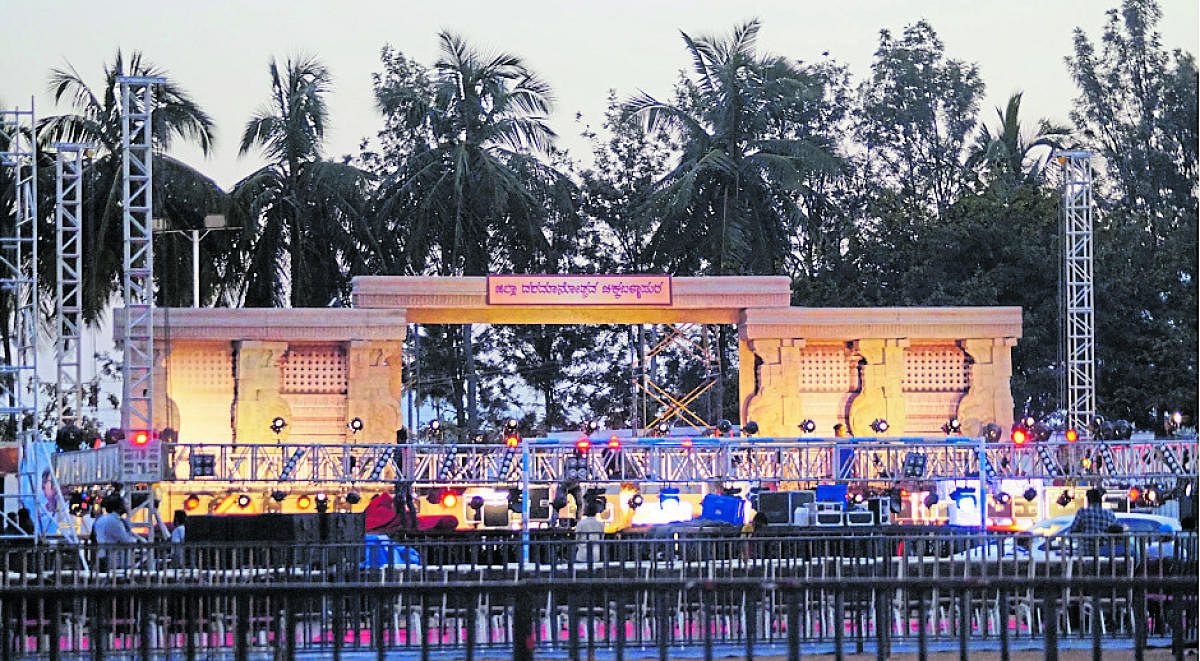 ಚಿಕ್ಕಬಳ್ಳಾಪುರ ಸರ್.ಎಂ.ವಿ ಜಿಲ್ಲಾ ಕ್ರೀಡಾಂಗಣದಲ್ಲಿ ದಶಮಾನೋತ್ಸವಕ್ಕಾಗಿ ಸಿದ್ಧಪಡಿಸಿದ ಮುಖ್ಯ ವೇದಿಕೆ