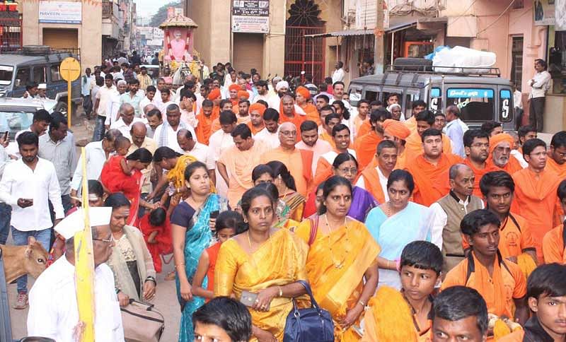ಹಾನಗಲ್ ಕುಮಾರ ಸ್ವಾಮೀಜಿ ಅವರ 150ನೇ ಜಯಂತ್ಯುತ್ಸವದ ಅಂಗವಾಗಿ ಹುಬ್ಬಳ್ಳಿಯ ಮೂರು ಸಾವಿರ ಮಠದ ಆವರಣದಲ್ಲಿ ಭಾನುವಾರ ಸ್ವಾಮೀಜಿಯ ಭಾವಚಿತ್ರದ ಮೆರವಣಿಗೆ ನಡೆಯಿತು