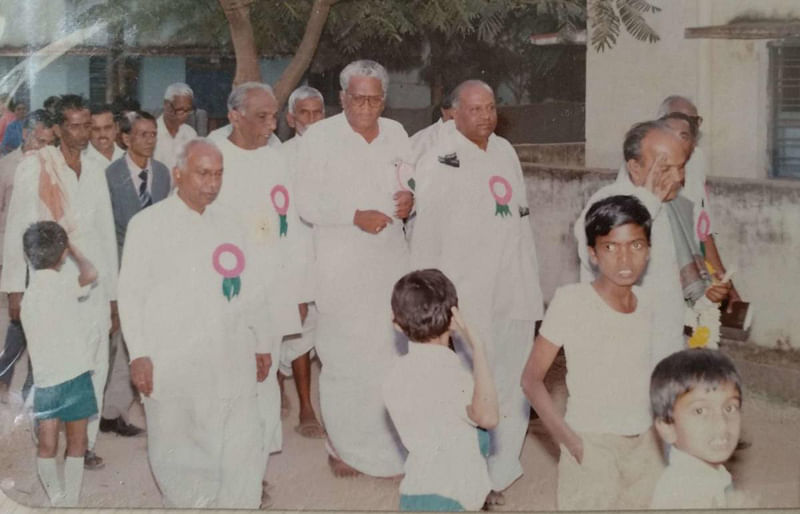 ಸಂಸದರಾಗಿದ್ದ ವಿ.ಕೃಷ್ಣರಾವ್ ಅವರು ಗೌರಿಬಿದನೂರಿಗೆ ಭೇಟಿ ನೀಡಿದ ಸಂದರ್ಭದಲ್ಲಿ ಕಾಂಗ್ರೆಸ್ ಮುಖಂಡರೊಂದಿಗೆ