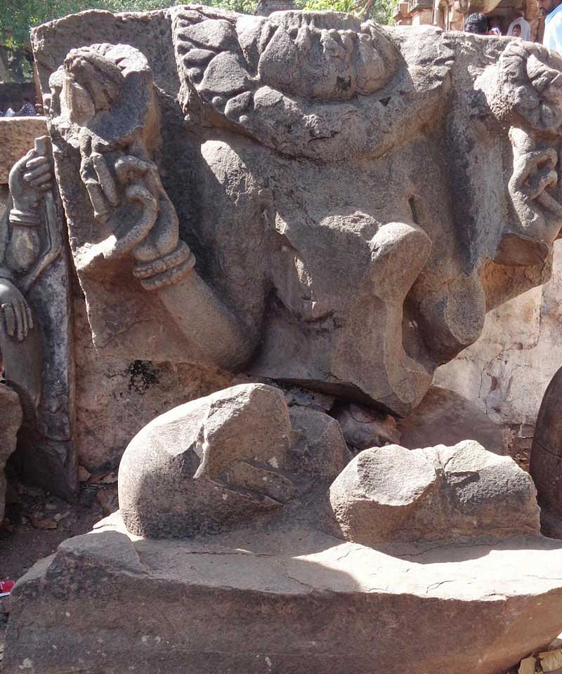 ಬಾದಾಮಿ ಸಮೀಪದ ಮಹಾಕೂಟೇಶ್ವರ ದೇವಸ್ಥಾನ ಸಮೀಪದ ಹೊಂಡದ ಪಕ್ಕದಲ್ಲಿ ಭಗ್ನಗೊಂಡಿರುವ ಲಜ್ಜಾಗೌರಿ ಮೂರ್ತಿಶಿಲ್ಪ