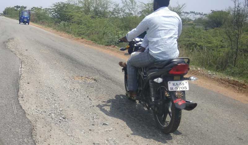 ಗುಂಡಿ ಮಧ್ಯೆ ಸಂಚರಿಸುತ್ತಿರುವ ದ್ವಿಚಕ್ರ ವಾಹನ