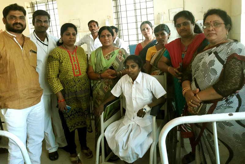 ಕುಷ್ಟಗಿಯಲ್ಲಿ ಸಂದಿವಾತ ಪೀಡಿತ ಪೂಜಾ ಯಾದಗಿರಿ ಅವರಿಗೆ ಸಾರ್ವಜನಿಕರು ಚಿಕಿತ್ಸೆಗೆ ನೆರವಾಗಿರುವುದು