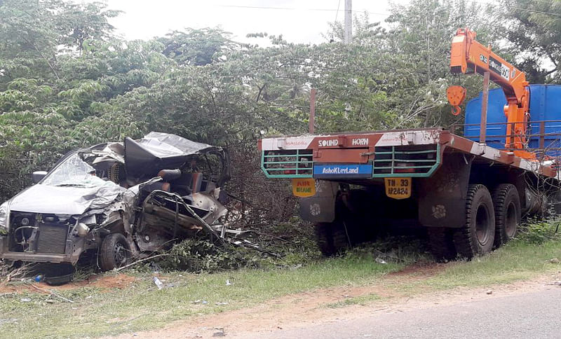 ಹೊಳಲ್ಕೆರೆ ಬಳಿ ಭೀಕರ ಅಪಘಾತದಲ್ಲಿ ಇಬ್ಬರು ಸಾವು; ಹರಿಹರ ಸಮೀಪ ಬಸ್‌ ಪಲ್ಟಿಯಾಗಿ 15 ಮಂದಿ ಗಾಯ