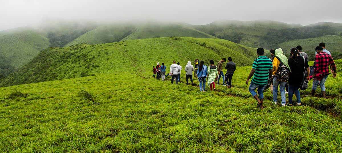 ಹೊರನಾಡು ಸಮೀಪದ ಗಾಳಿಗುಡ್ಡದ ನೆತ್ತಿಯ ಮೇಲೆ ಕಾಲುಹಾದಿಯ ಭಾಗತಲೆ ಚಿತ್ರ: ಇಗ್ನೇಷಿಯಸ್ ಸಂದೇಶ್